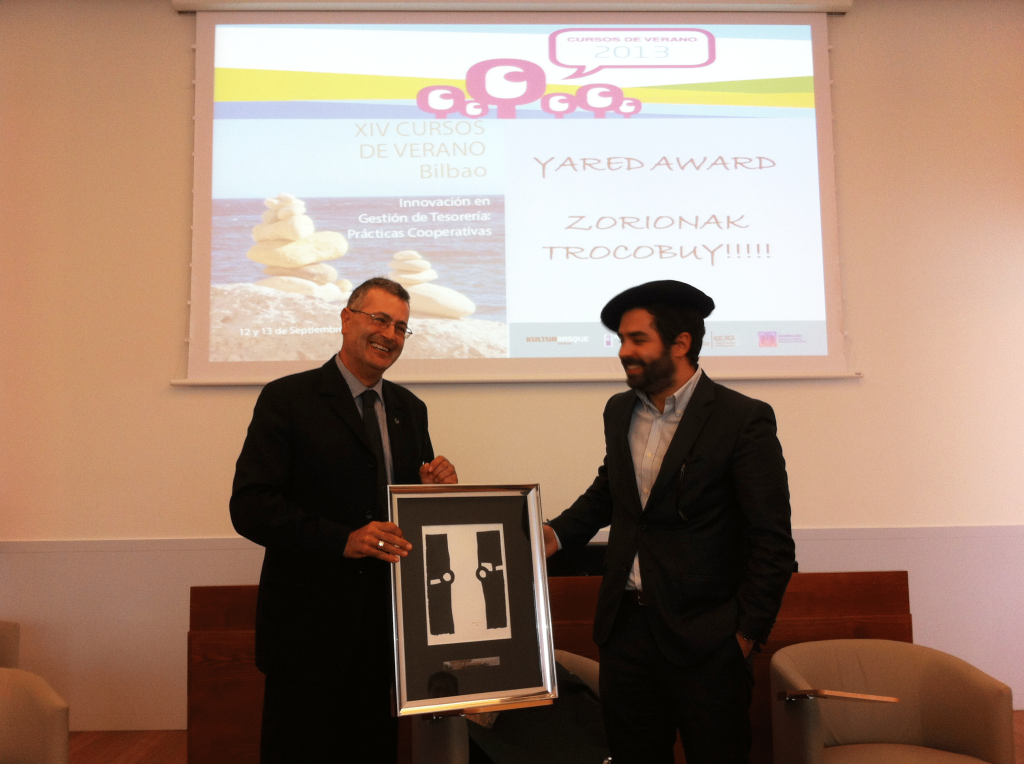 Recogiendo el Yared Award de manos de José Luís Retolaza (César Canedo/TrocoBuy)